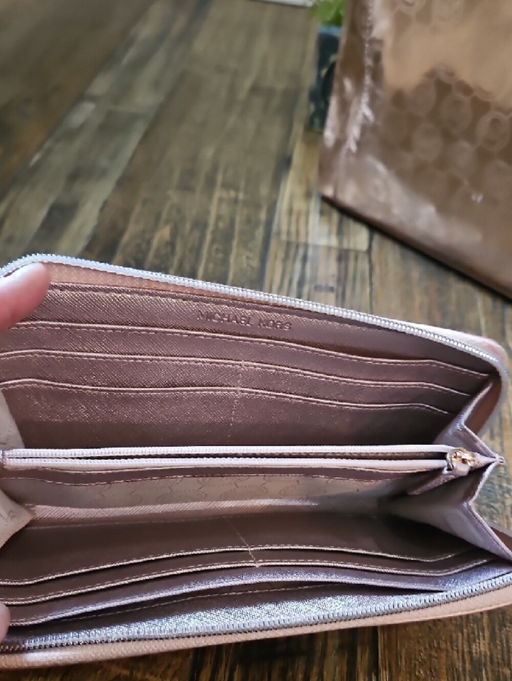 Michael Kors Metallic Rose Gold Tote with Matching Wallet - Picture 7 of 16
